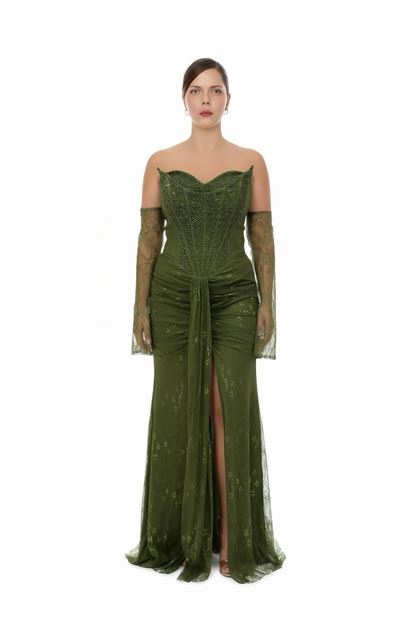 فستان سهرة بمقاسات كبيرة من الدانتيل المطرز باللون الكاكي